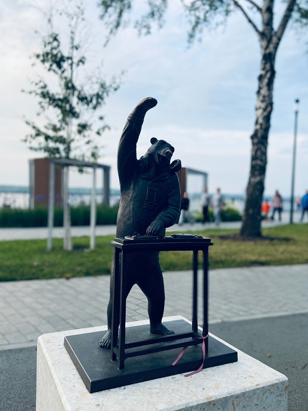 Таня Давыдова, Мишка-диджей