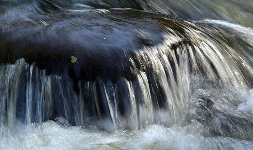 Водопад в Патрушах. Слив воды с камня на реке Арамилка.