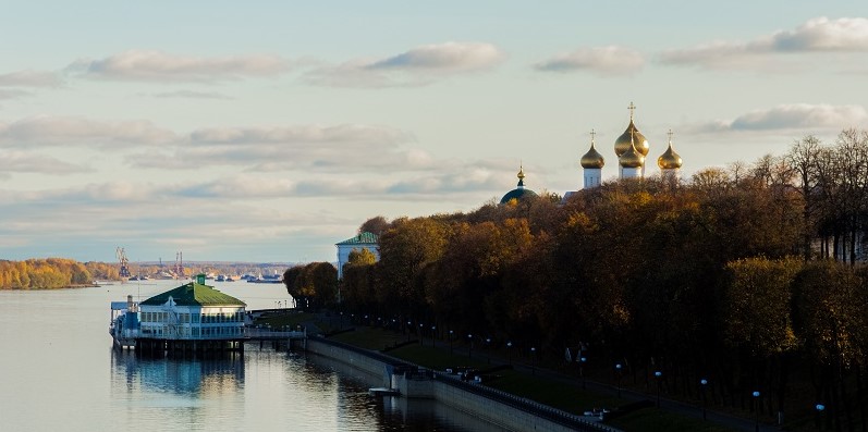 Ярославль. Набережная в сторону стрелки.542