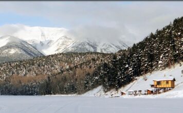 Бухта Змеиная и горячий источник озера Байкал Бухта Змеиная и горячий источник. Фото: Ольга Варежкина