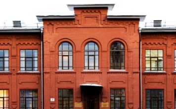 История здания городского училища Екатеринбурга.