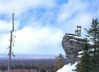 Достопримечательности Свердловской области — эффектная смотровая площадка смотрон в районе гор Шунут и Старик-камень Достопримечательности Свердловской области - смотрон в районе горы Шунут и Старик-камень. Фото: ТОЧКИ ПРИТЯЖЕНИЯ УРАЛА / ВКонтакте