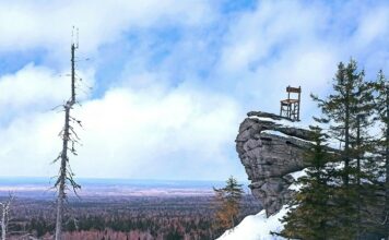 Достопримечательности Свердловской области — эффектная смотровая площадка смотрон в районе гор Шунут и Старик-камень Достопримечательности Свердловской области - смотрон в районе горы Шунут и Старик-камень. Фото: ТОЧКИ ПРИТЯЖЕНИЯ УРАЛА / ВКонтакте