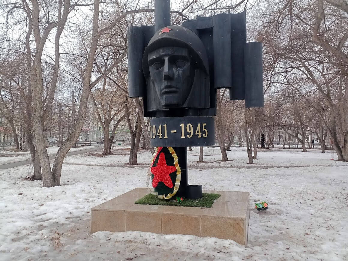 Сквер Комсомольский. Монумент Воину-освободителю