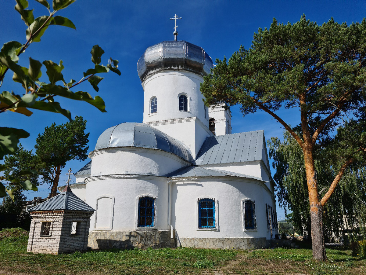 Большеустьикинская церковь в честь Трёх Святителей