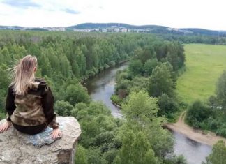 Летний лагерь с детьми на берегу реки Тура