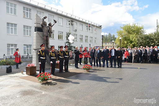 Чернушка, малые города, Пермский край, памятники Чернушки, памятник жертвам политических репрессий, памятник летчикам-землякам, памятник полуторке, памятник нефтяникам-первопроходцам