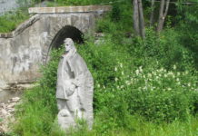Памятник Александру Грину в парке реки Чусовой