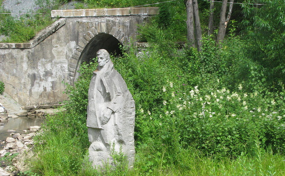 Памятник Александру Грину в парке реки Чусовой