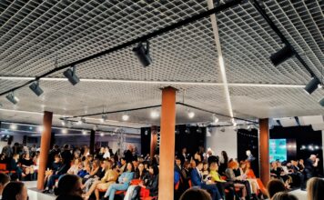 В Екатеринбурге началась Неделя моды 2023 — живой вокал, яркие цвета и танго!