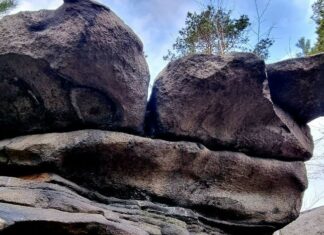 Скалы у поселка Исеть: Малые черти (Малое Чертово городище), Лунные камни, Дикий камень, Китайская стена