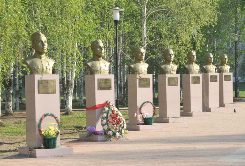 малые города, Чернушка, Пермский край, площадь Победы, Аллея Славы, Герои Советского Союза, мемориал Великой Отечественной войны, памятник воинам-танкистам, Уральский добровольческий танковый отряд,
