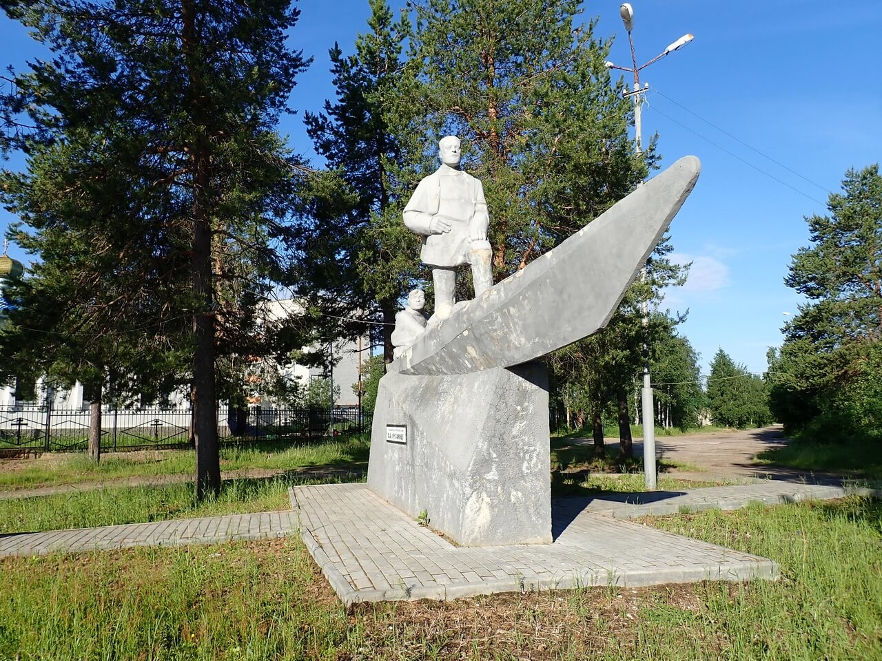 памятник Русанову в г.Печора