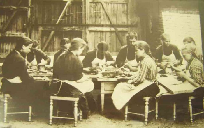 Девочки из Сысертского приюта учатся пошиву обуви