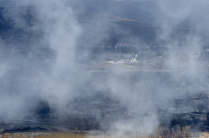 Вид на город с горы. Карабаш закрыт дымом завода и периодически открывается любопытному зрителю