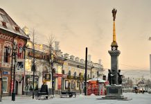 голые девушки прошлись по кировке голые девушки прошлись по кировке