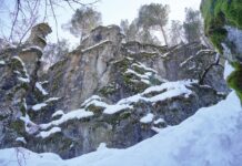 Ваняшкинские притесы и пещеры на реке Ай: легенды, как добраться, останец Королева Достопримечательности Челябинской области: Ваняшкинские притесы и пещеры на реке Ай. Фото: Сергей Аверченко / ВКонтакте