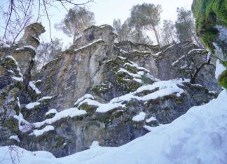 Ваняшкинские притесы и пещеры на реке Ай: легенды, как добраться, останец Королева Достопримечательности Челябинской области: Ваняшкинские притесы и пещеры на реке Ай. Фото: Сергей Аверченко / ВКонтакте