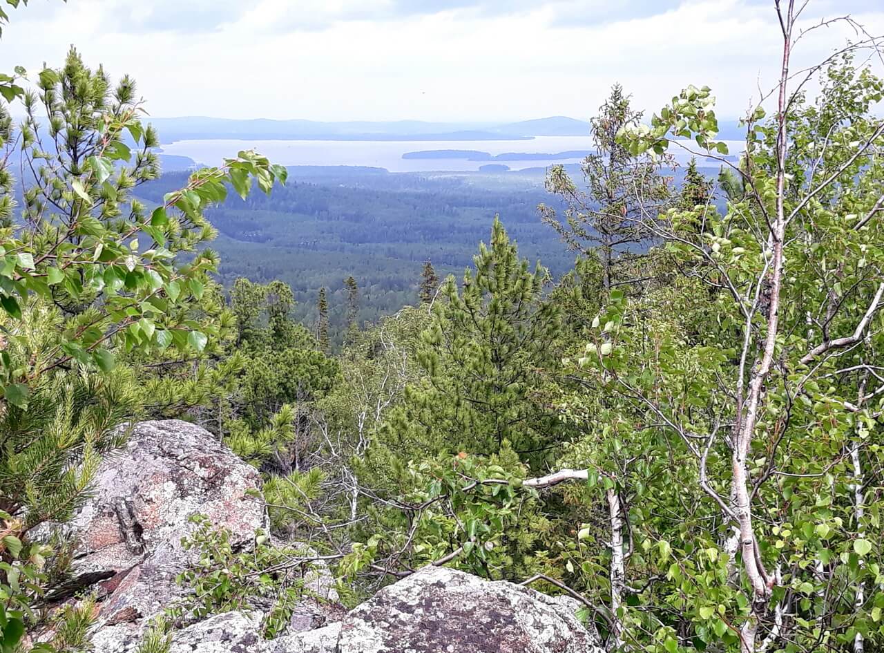 Вид с горы Опахнин Камень на Черноисточинский пруд