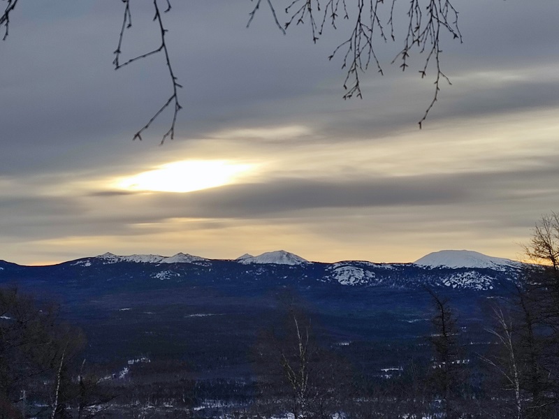 Вид на Шеломы с горы Сухой. Фото: Оксана Коновалова / ВКонтакте