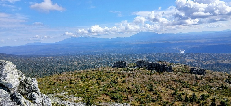 Буртым, Конжаковский и Косьвинский Камни, р. Косьва. Вид с запада.