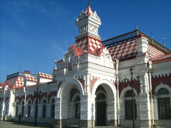 Первое здание Екатеринбургского железнодорожного вокзала построено в стиле «русский модерн». В далёком 1878 году «модерновое» здание с элементами древнерусского зодчества украсило и Пермский вокзал. 