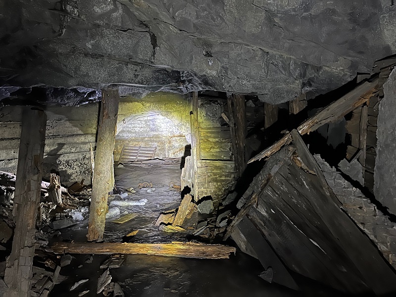 Заброшенная шахта в Магнитке у поселка Магнитка, Челябинская область