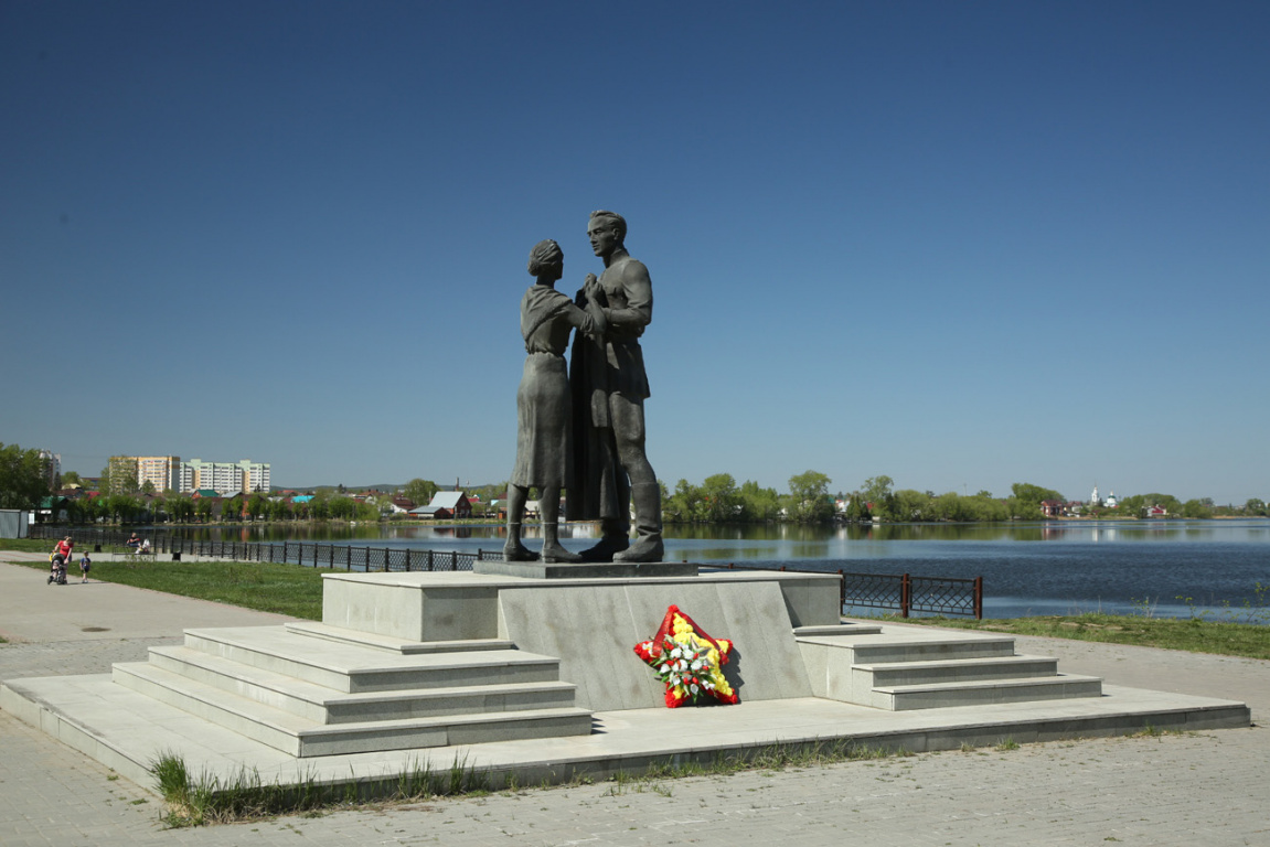 Памятник шинели Источник - Музей города Арамиль