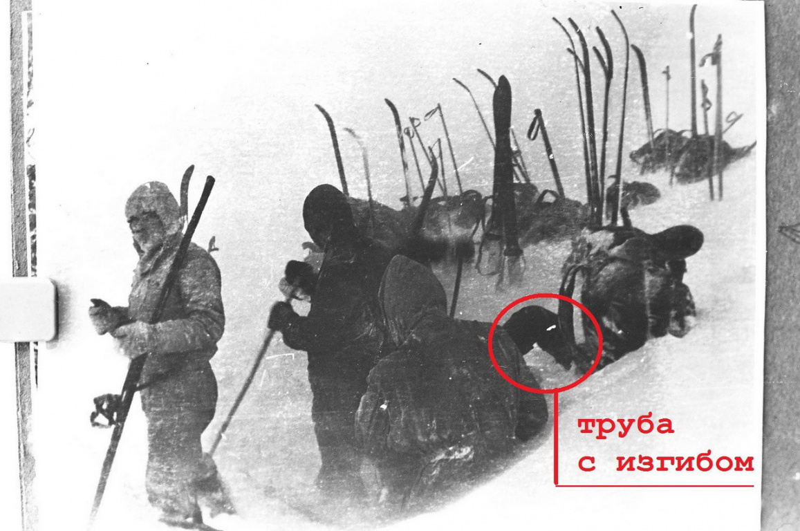 Рисунок 13 Дятловцы откапывают трубу с изгибом