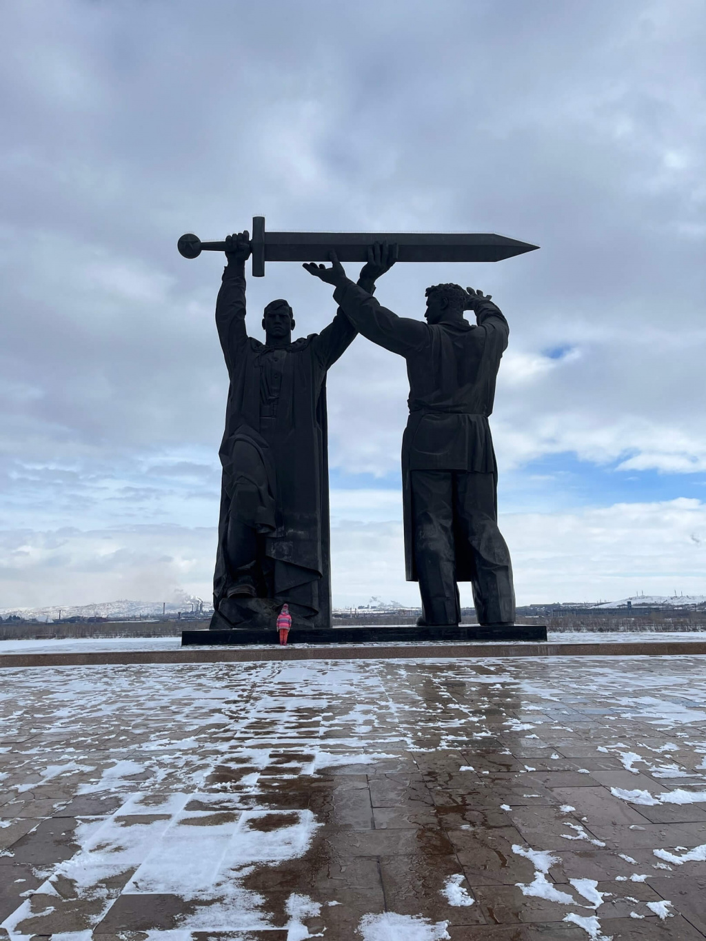 Монумент «Тыл-Фронту»