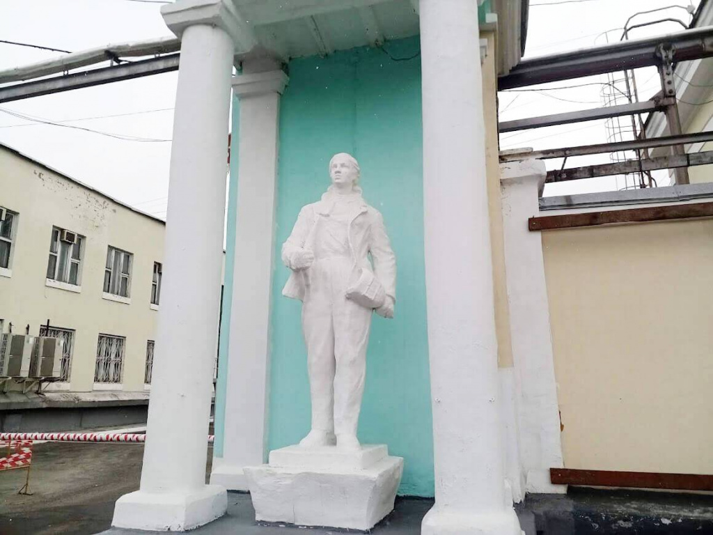 «Уральский Завод Химического Машиностроения». Скульптуры на проходной.